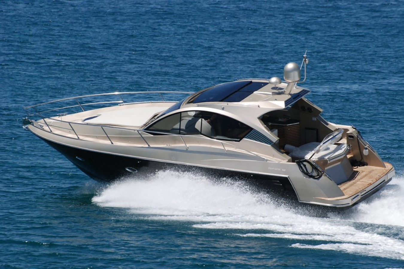 Luksuzna jahta Mirakul 40 plovi Jadranom velikom brzinom