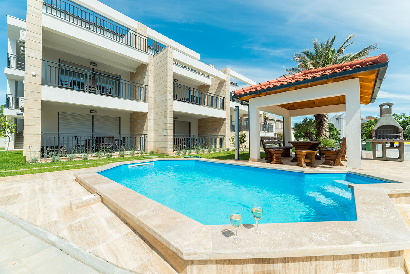 Villa Mirakul za najam apartmana na otoku Viru s vanjsim bazenom, sjenicom, roštiljem i parkingom