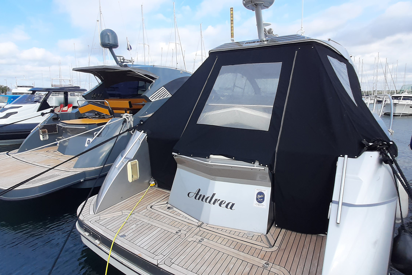 Jahta pripremljena za isplovljavanje; udobna platforma i zatvoreni kokpit – charter plovila Dalmacija uz podršku skipera