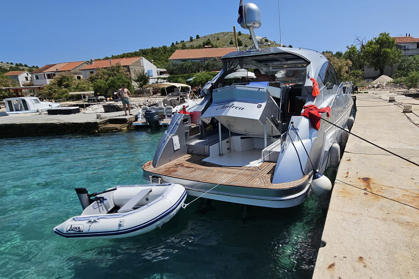 Jahta vezana uz rivu s pomoćnim tenderom – idealno rješenje za obiteljski charter iz Biograda i istraživanje otoka