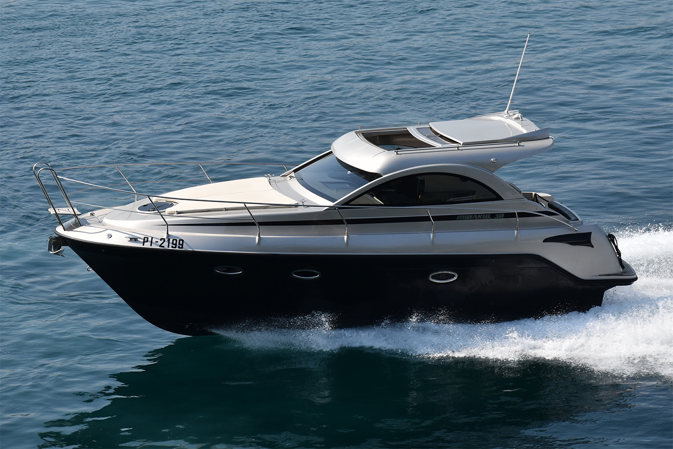 Sportska jahta Mirakul 30 plovi Jadranom u blizini charter marine Biograd na moru