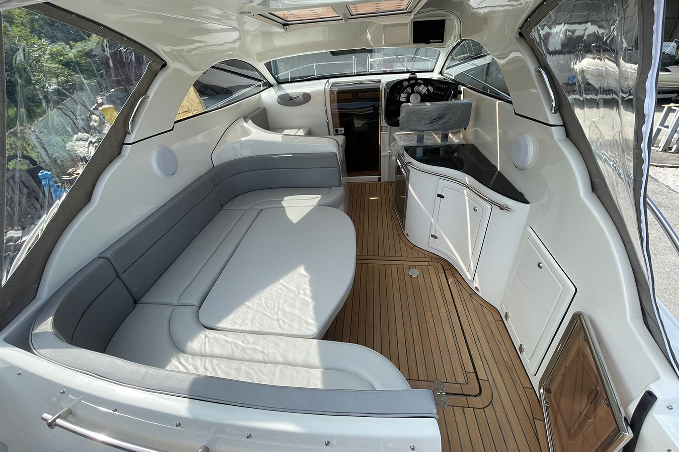 Moderan i primamljiv interijer plovila Mirakul 30, s udobnim U-sjedalima, poliranim drvenim podom i dobro opremljenim kormilarskim mjestom