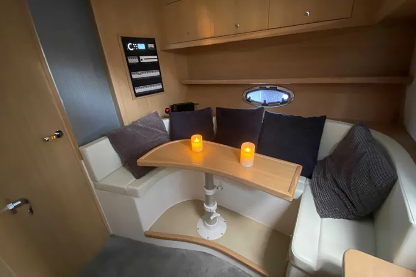 Udoban salon jahte za najam Mirakul 30 s kutnom klupom i stolom