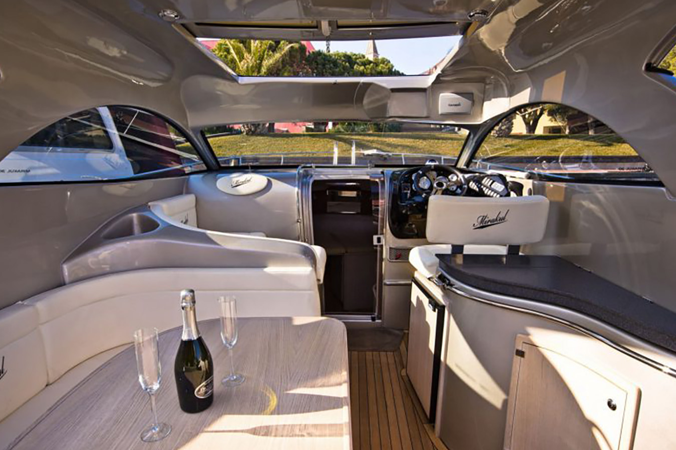 Kokpit s wet-barom i čašama na Mirakul jahti spremnoj za luksuzni charter na Jadranu
