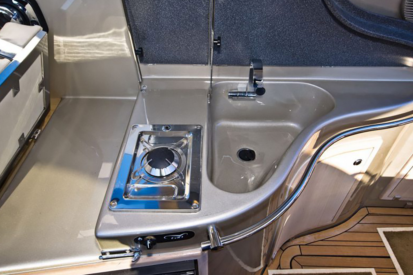 Kompaktna kuhinja sa sudoperom i plinskim kuhalom s jednim plamenikom, idealna za interijer sportske jahte