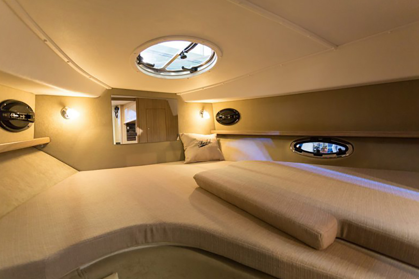 Intimna kabina s ambijentalnim svjetlom na sportskoj jahti Mirakul spremnoj za charter sa skiper uslugama iz Biograda na moru