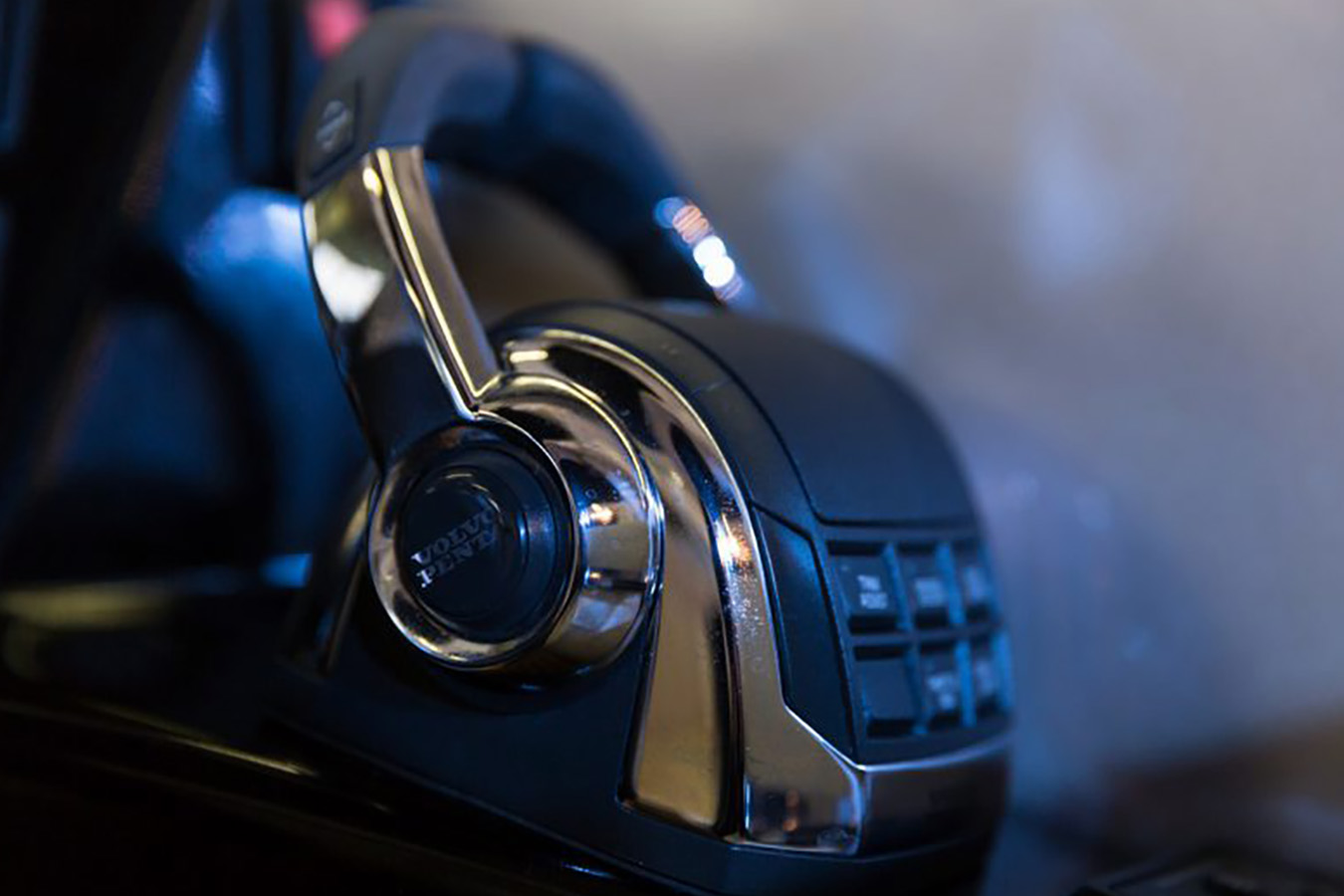 Detaljan prikaz elegantne, kromirane i crne Volvo Penta kontrolne ploče motora s ručicom gasa, tipične za kokpit sportske jahte