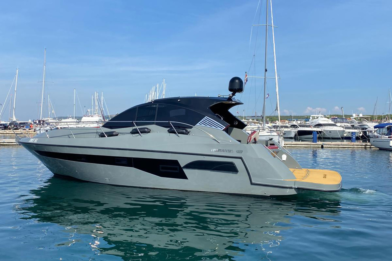 Profil elegantne jahte Mirakul 40 u marini