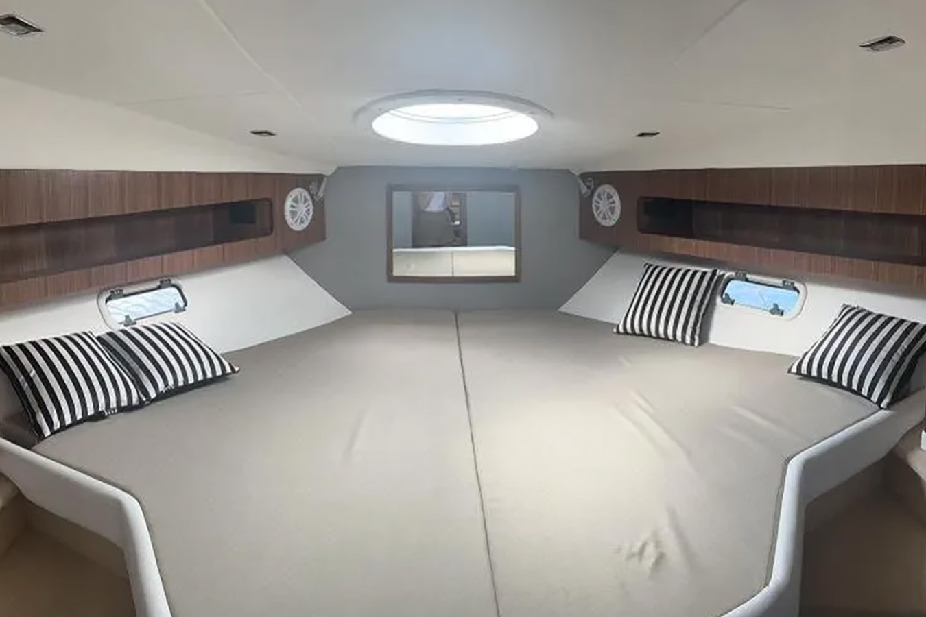 Prostrana pramčana kabina s velikim ležajem na plovilu Mirakul 40, idealno za charter putovanja