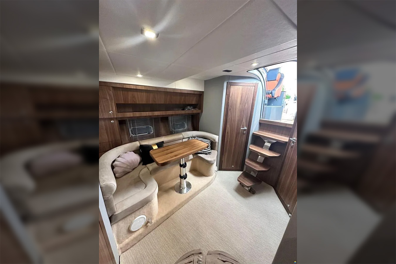 Salon s U-kutom i drvenim stolom u udobnoj charter jahti Mirakul 40