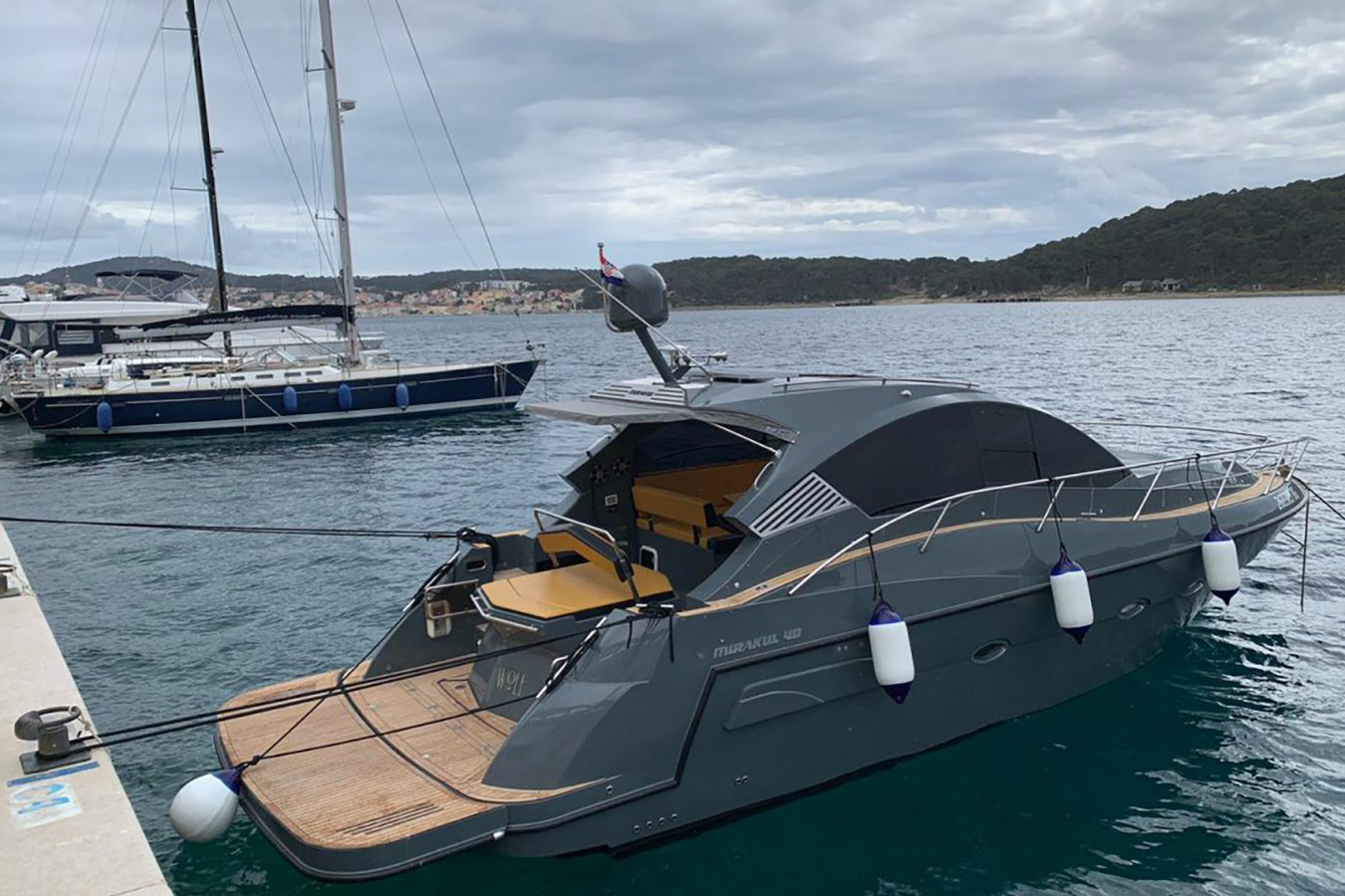 Elegantni izgled luksuzne jahte Mirakul 40 vezane u marini u Biogradu na moru