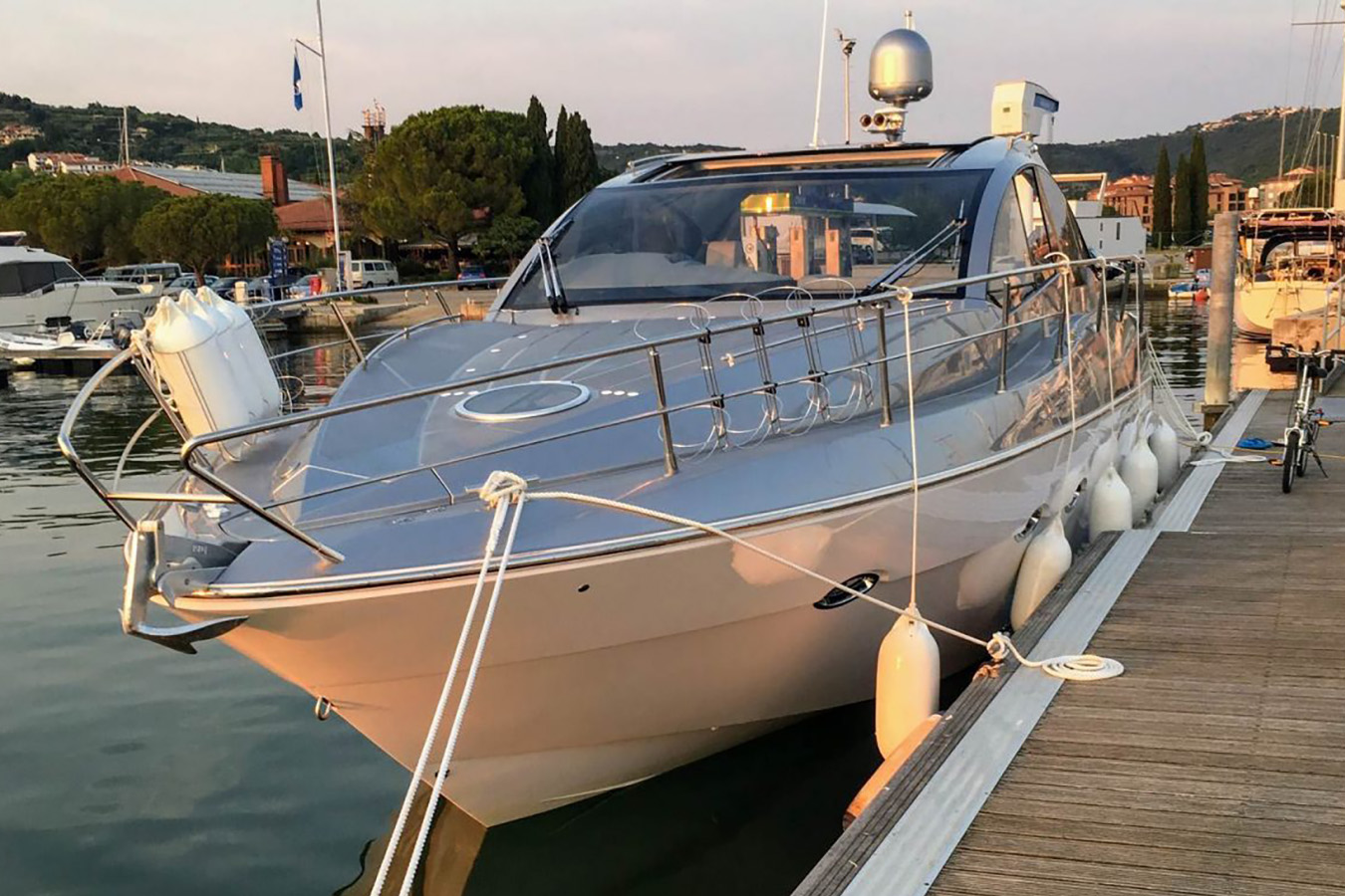 Pogled s mola na pramac Mirakul 40; široke inox ograde, okrugli palubni prozor i brojni bokobrani uz sjajni sivo-srebrni trup luksuzne jahte