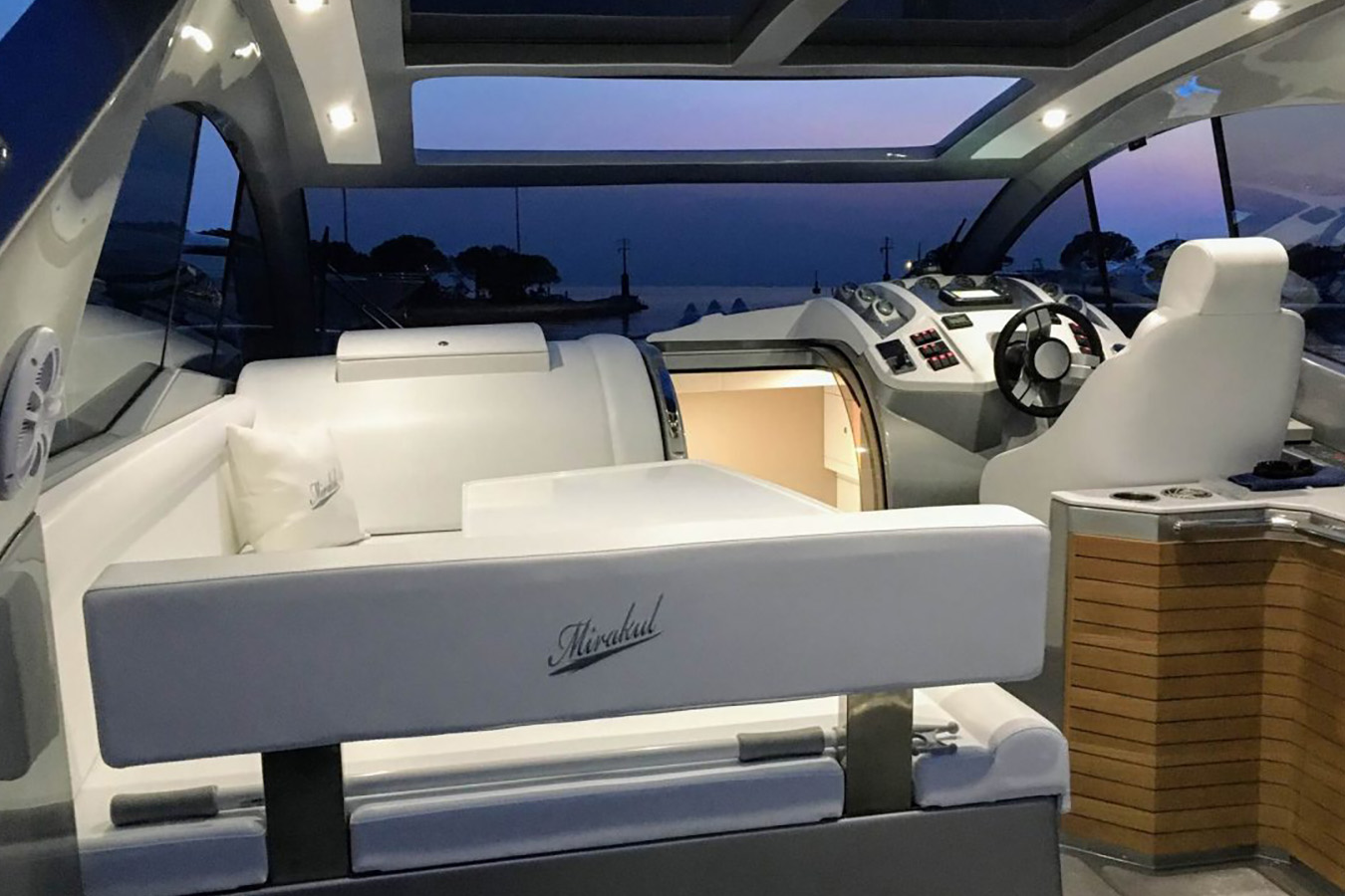 Osvijetljen kokpit i kormilarnica u sumrak na vrhunskoj charter jahti Mirakul 40