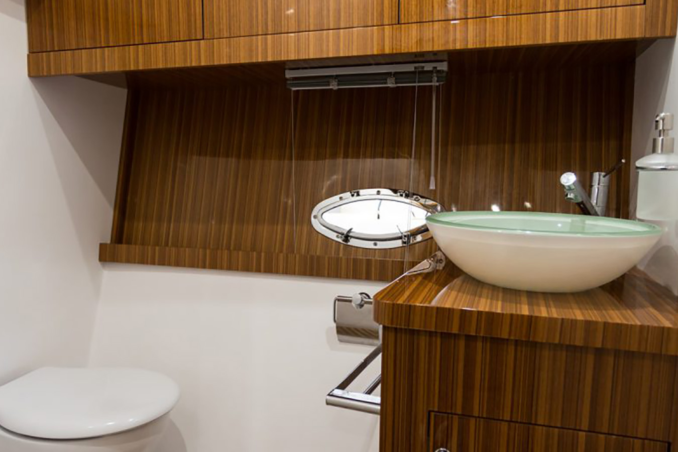 Detalj moderne brodske kupaonice s umivaonikom na Mirakul charter jahti