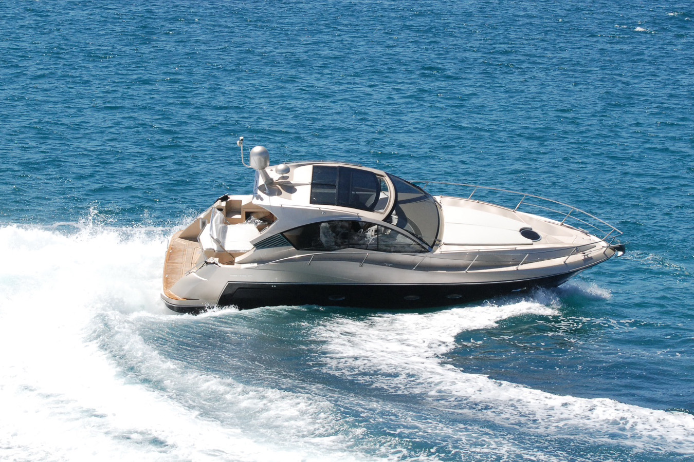 Mirakul 40 luksuzna jahta u glisiranju preko valova, elegantan hardtop i profinjene linije naglašavaju sportski karakter