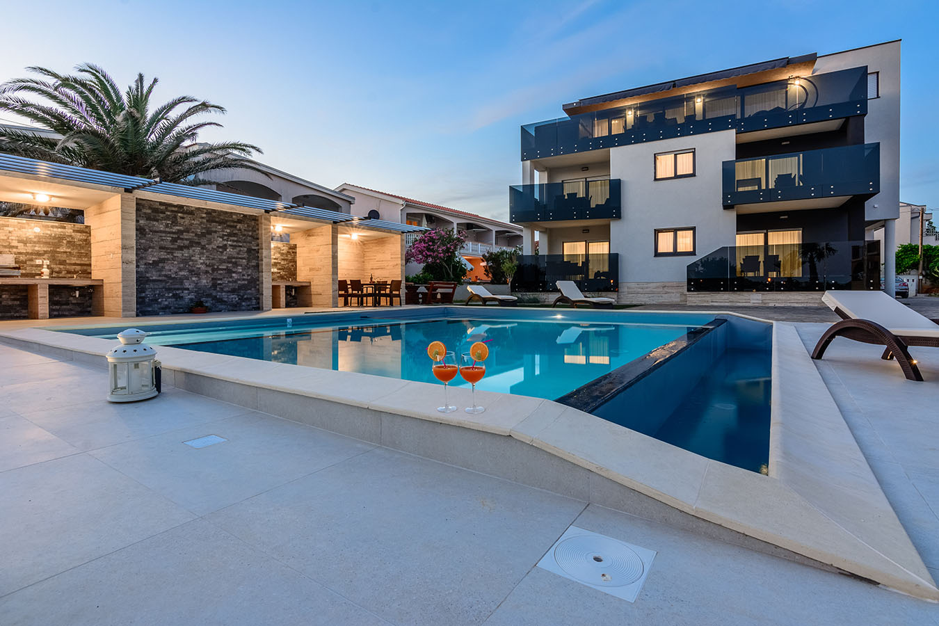 Bazen pri zalasku sunca ispred Resorta Mirakul; savršeno mjesto za koktel i ljetni odmor na Viru