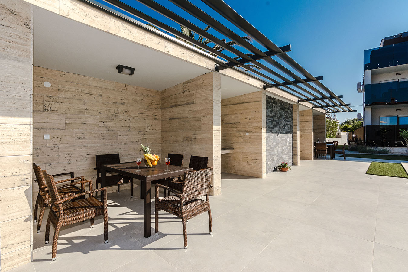 Natkriveni lounge kutak s blagovaonskim stolom – vanjski prostor za obiteljsku večeru i roštilj