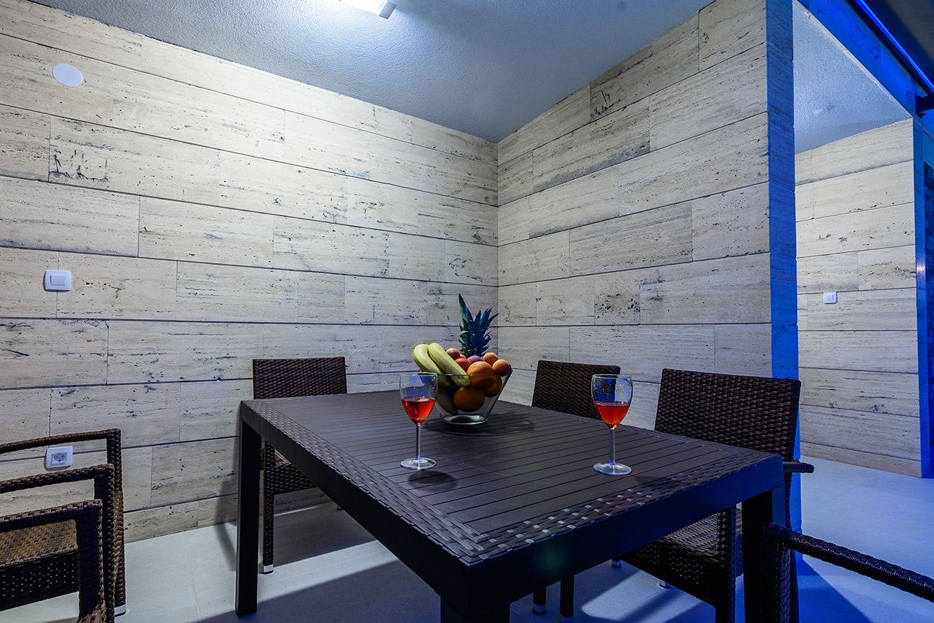 Intimna večernja terasa s rasvjetom i zdjelom voća; ugodna atmosfera za parove u Villi/Resortu Mirakul, Vir