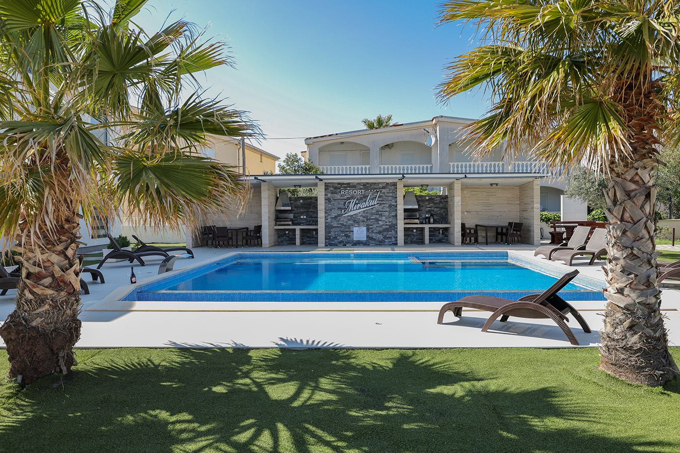 Centralni pogled na bazen i natkrivene lounge zone s roštiljem – idealno mjesto za najam apartmana Vir