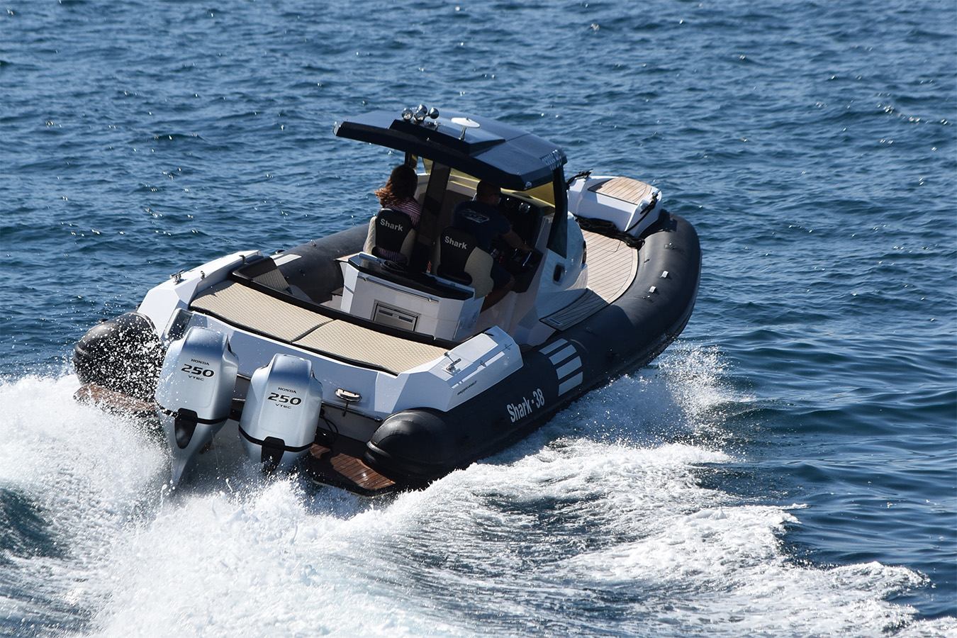 Crno-bijeli luksuzni gumenjak juri morem, pokretan s dva vanbrodska motora, ostavljajući bijeli trag za sobom