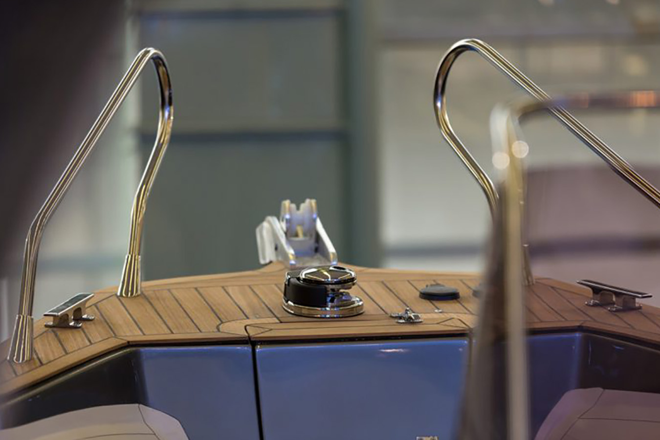 Prikaz elegantnog pramca luksuznog gumenjaka s tikovinom na palubi, poliranim sidrenim vitlom i čvrstim rukohvatima od nehrđajućeg čelika