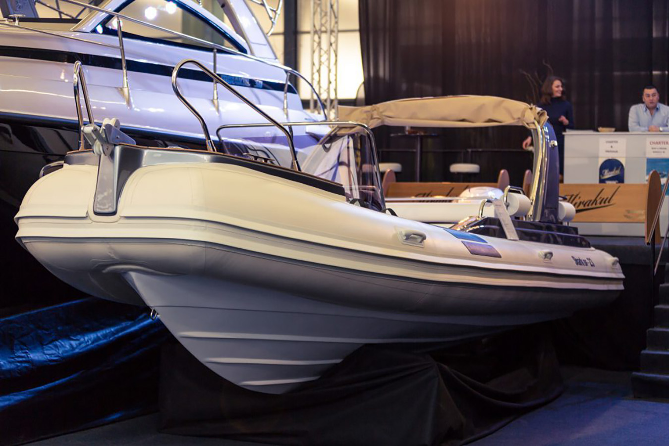 Prikaz elegantnog pramca luksuznog gumenjaka s tikovinom na palubi, poliranim sidrenim vitlom i čvrstim rukohvatima od nehrđajućeg čelika