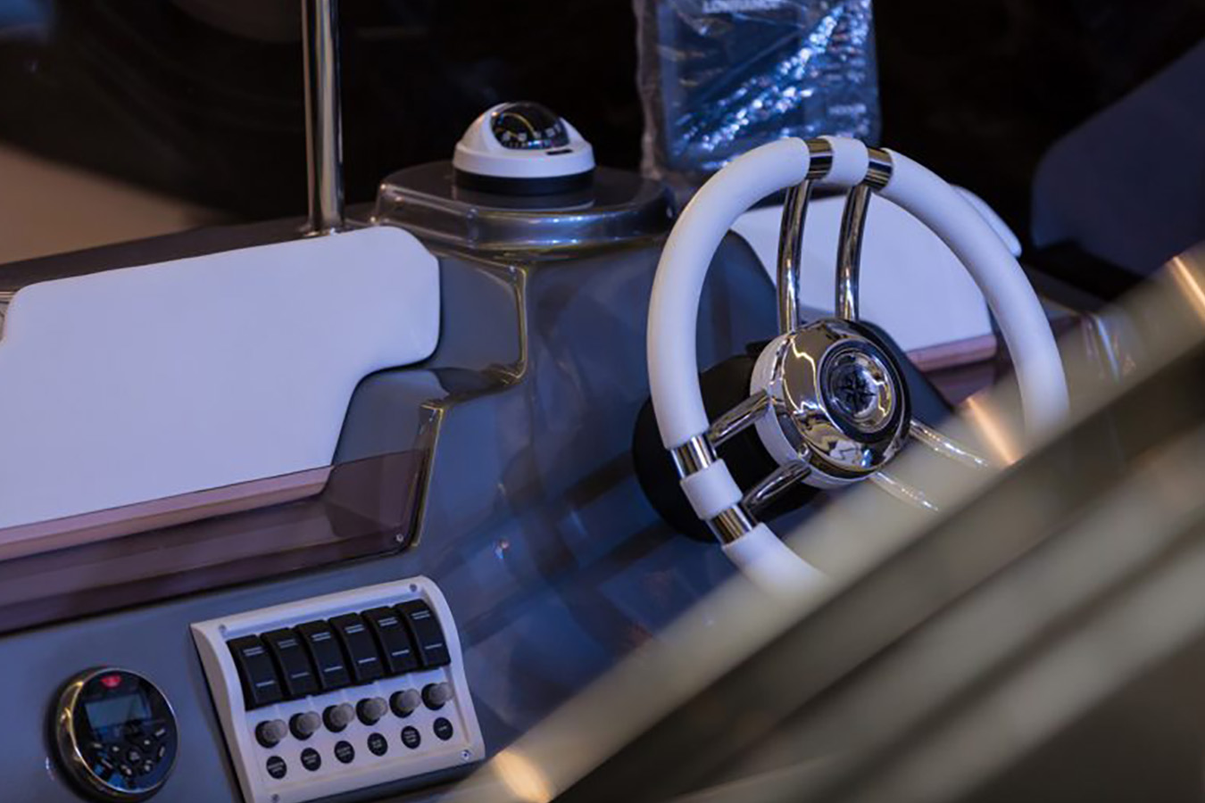 Moderan kokpit luksuznog gumenjaka, s elegantnim bijelim volanom, kompasom i upravljačkom pločom