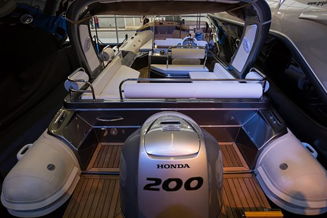 Pogled na krmu luksuznog gumenjaka s Honda 200 vanbrodskim motorom i elegantnom palubom od tikovine