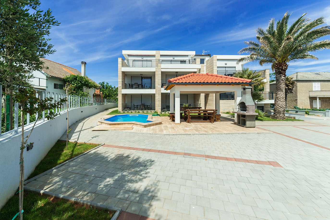 Cjelokupan pogled na Villu Mirakul s palmama i dvorištem; idealan smještaj otok Vir