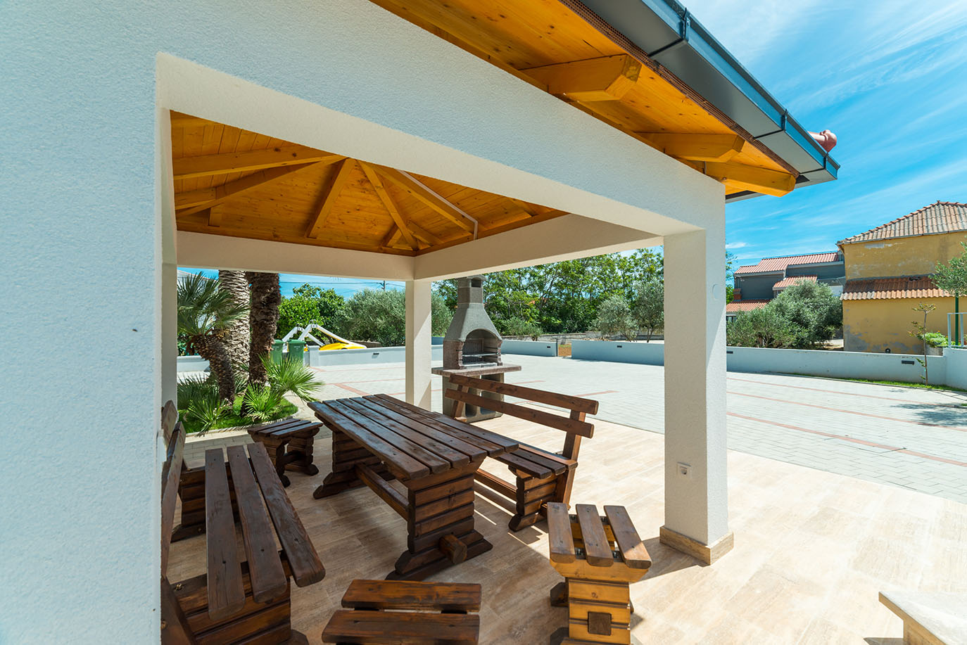 Drvena sjenica za druženje uz roštilj u Villi Mirakul, praktično za najam apartmana Vir