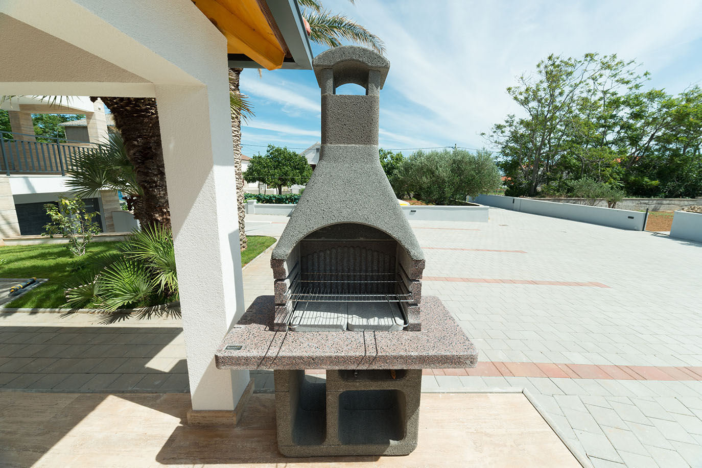 Vanjski roštilj pored sjenice u dvorištu Ville Mirakul — apartmani Villa Mirakul